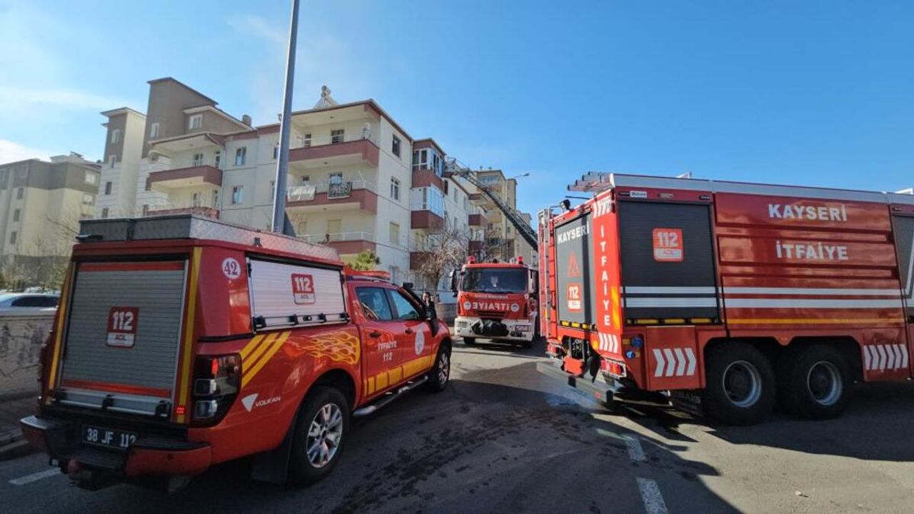 Kayseri’de bir apartman dairesinde yangın çıktı: Yaşlı kadın son anda…