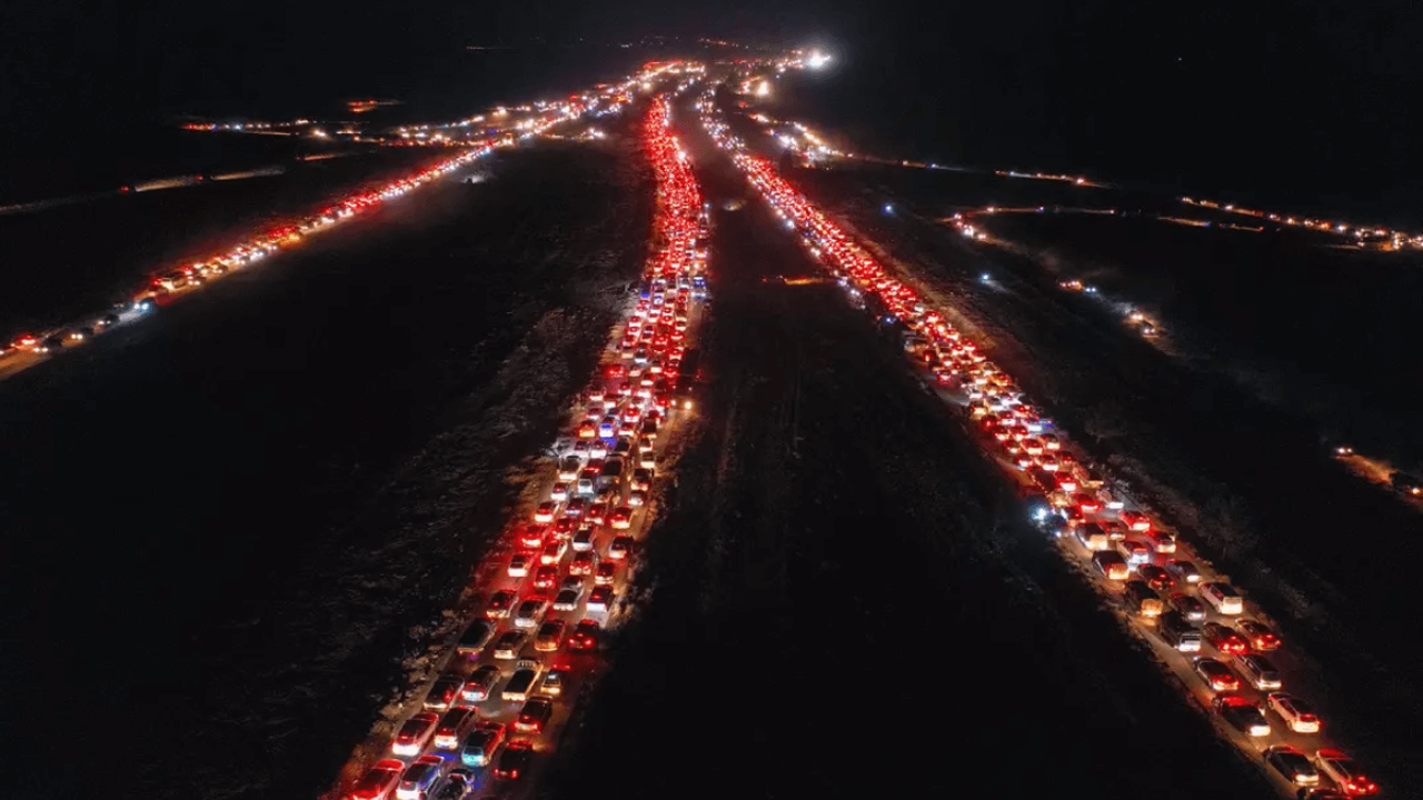 Türkiye’deki binlerce Suriyeli Şam’a akın ediyor! Dönüş yolunda kilometrelerce araç kuyruğu!
