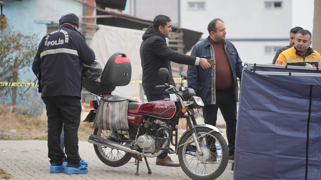 Yasak ilişki iddiası! Husumetlisine sokak ortasında kurşun yağdırdı