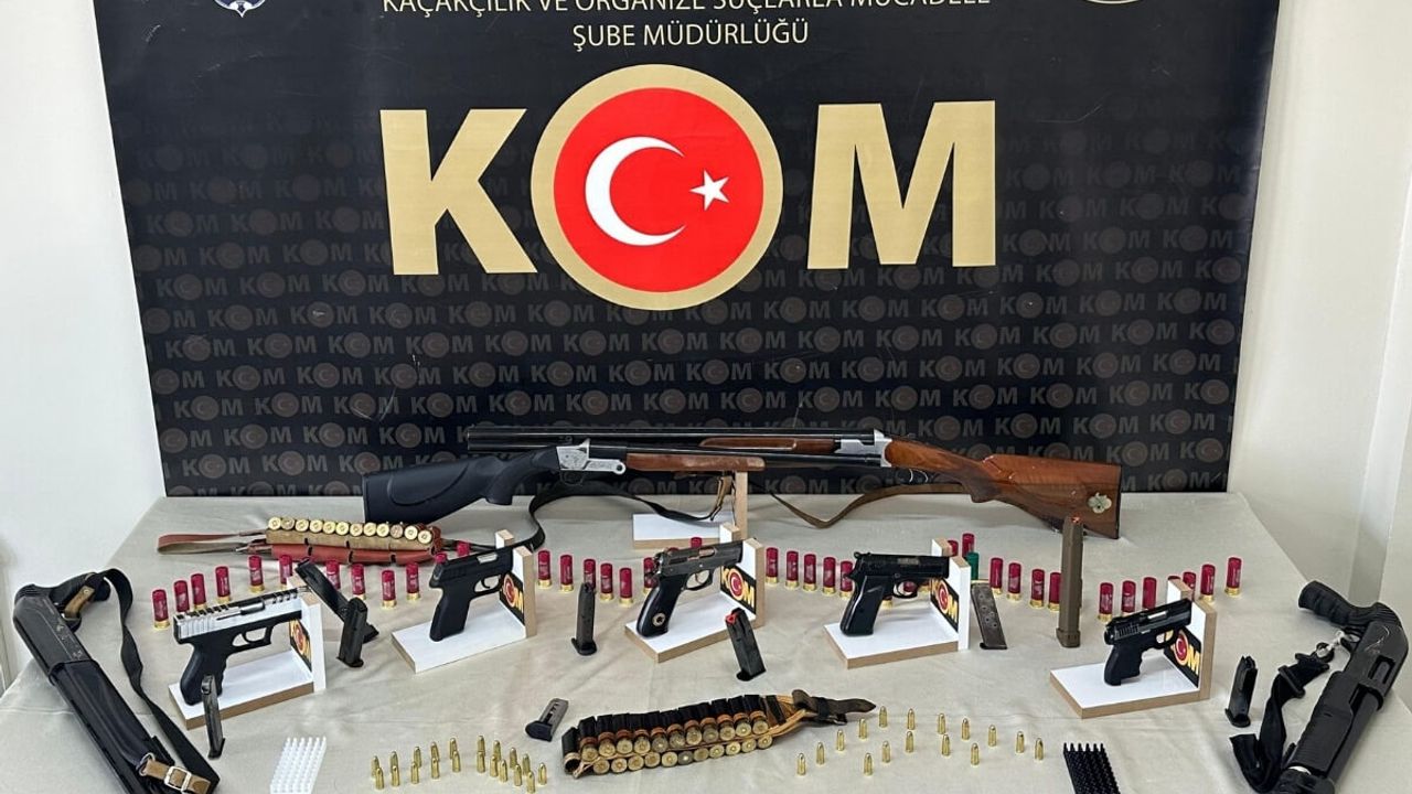 Polisin durdurduğu araçtan çok sayıda ruhsatsız silah ele geçirildi!