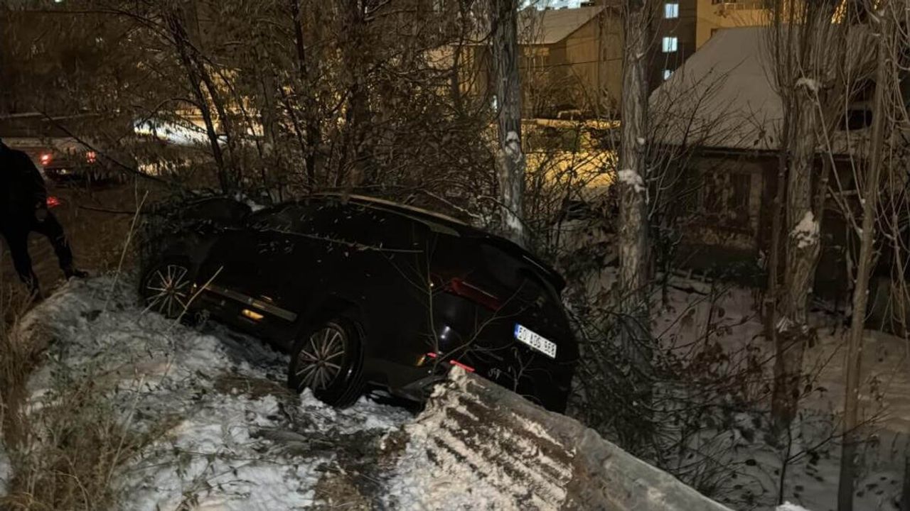 Kontrolünü kaybeden araç, bahçeye uçtu!