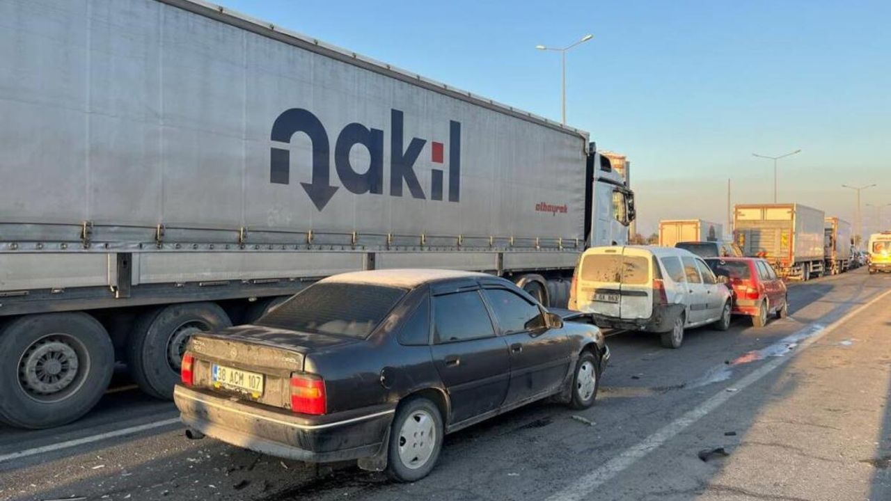 Kayseri’de 3 araç birbirine girdi: 2 yaralı!
