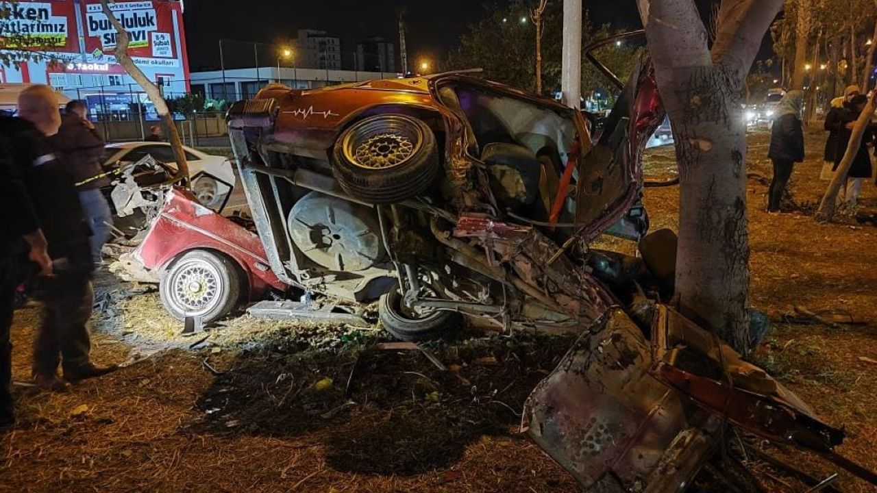 Ağaca çarpan otomobil ikiye ayrıldı: 1 ölü, 1'i ağır 2 yaralı!