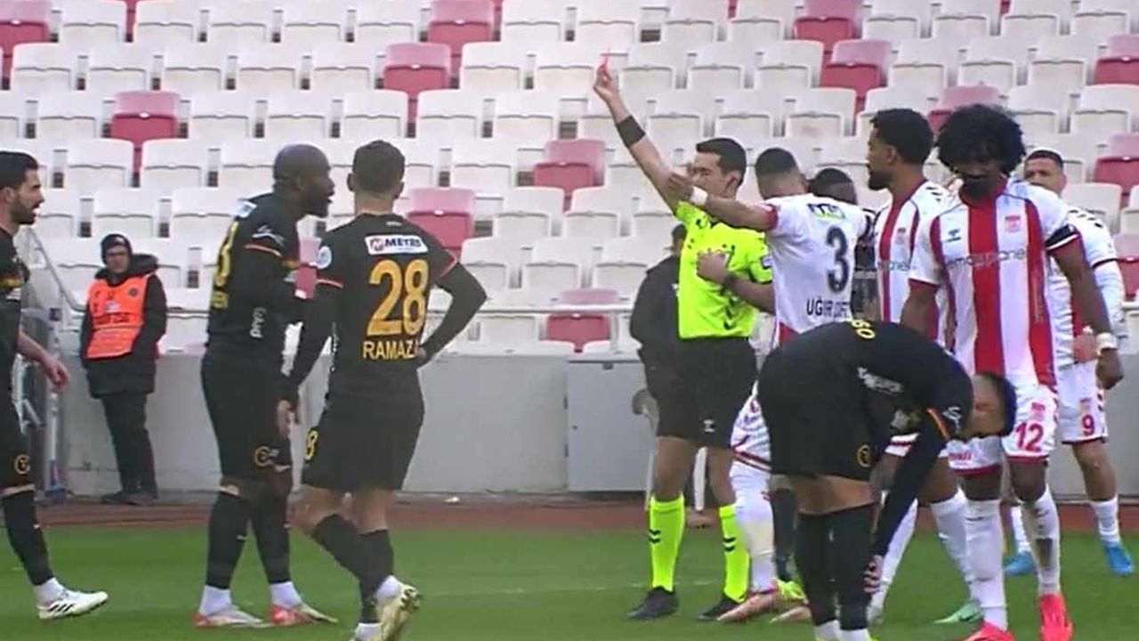 Kayserispor'da takım arkadaşına tokat atan Bahoken'den ilk açıklama geldi!