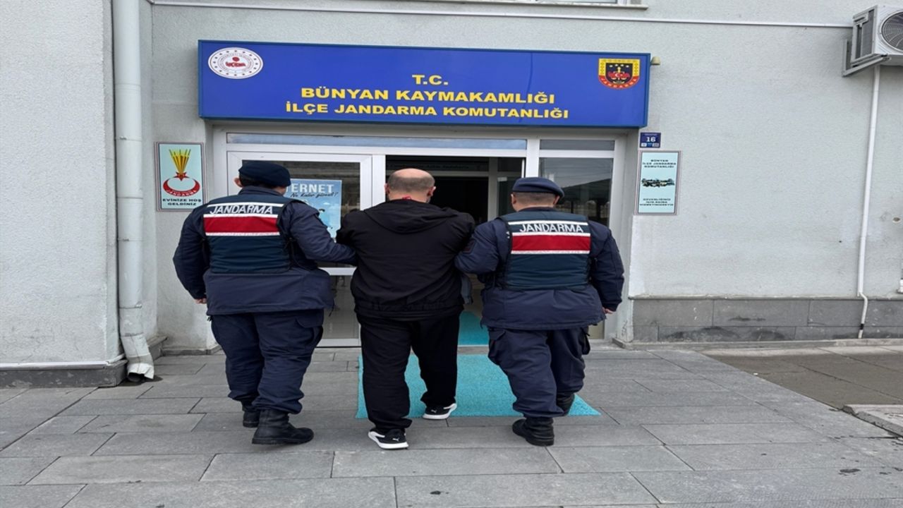 Kayseri’de 9 ayrı suçtan aranan cezaevi firarisi torbacı yakalandı!
