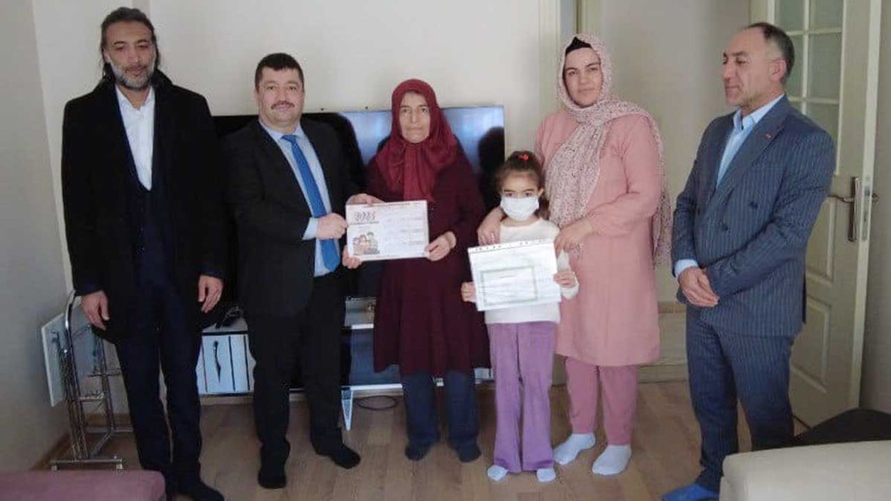 Annesinin bağışladığı karaciğerle nakil olan Hayrunnisa'ya sürpriz