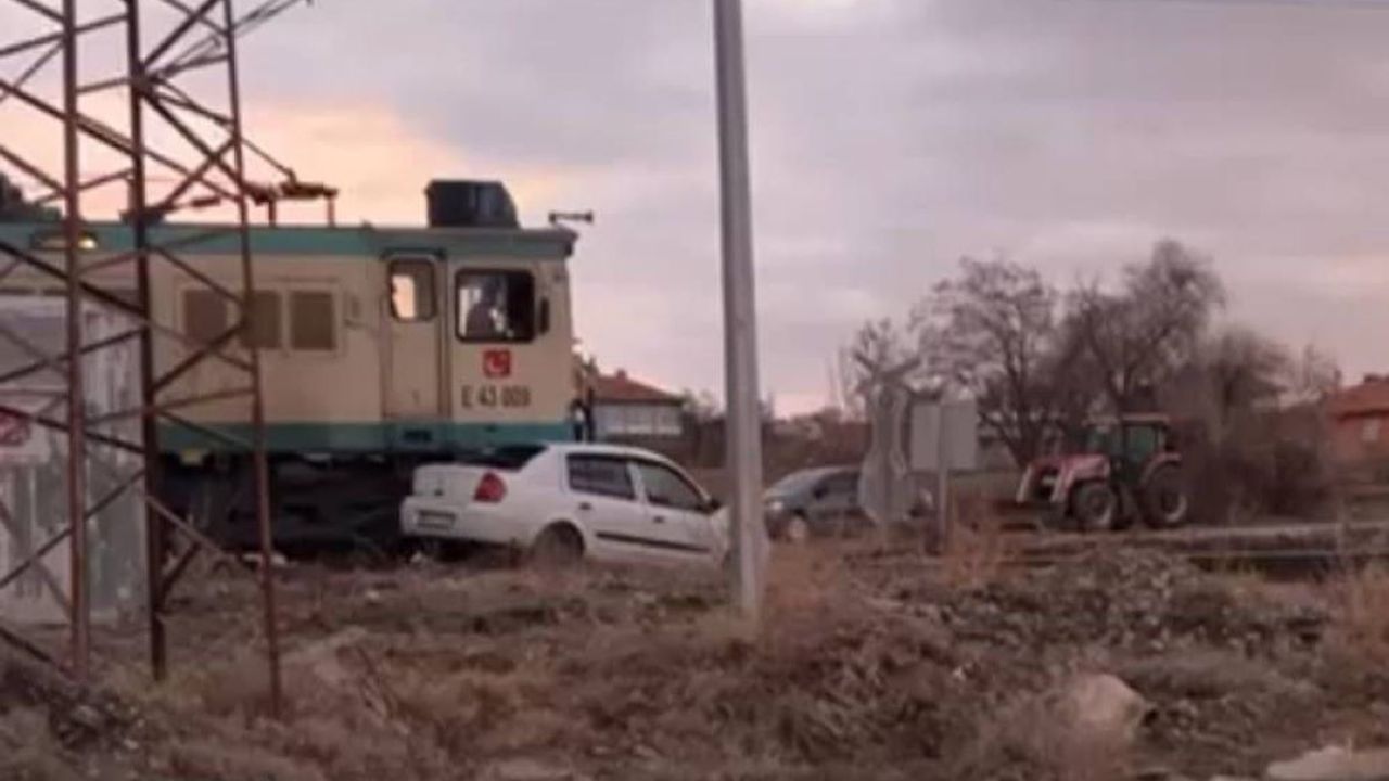 Kayseri’de yük treni, otomobile çarptı!