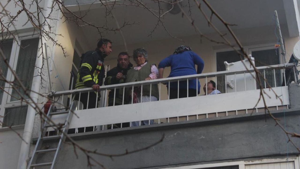Kayseri'de apartman yangını: 11 kişi dumandan etkilendi!
