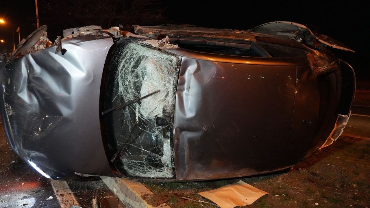 Kayseri yolunda kaza! Tır ile çarpışan otomobil hurdaya döndü