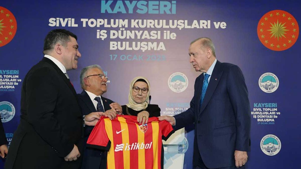 Cumhurbaşkanı Erdoğan'a Kayserispor forması