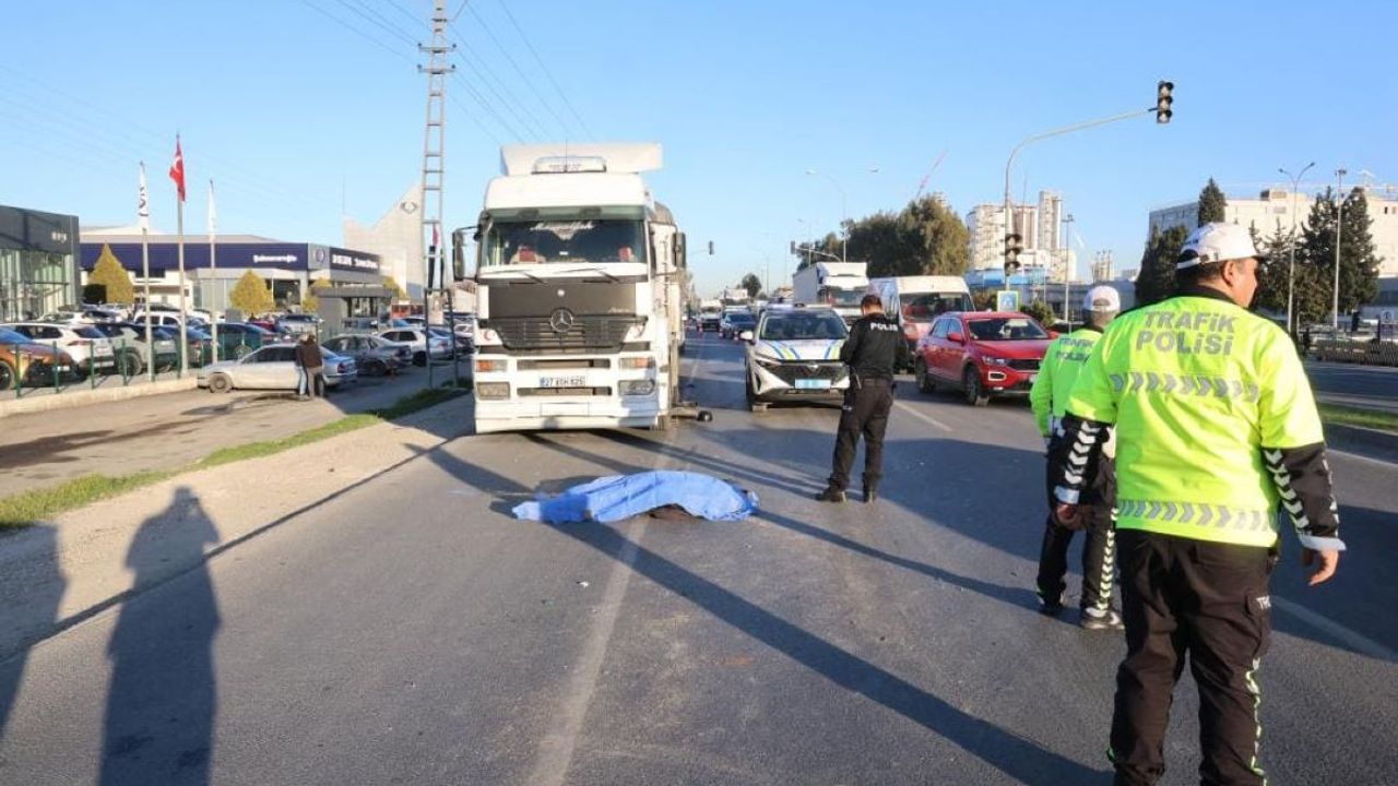 TIR’ın altında kalan motosiklet sürücüsü, feci şekilde can verdi