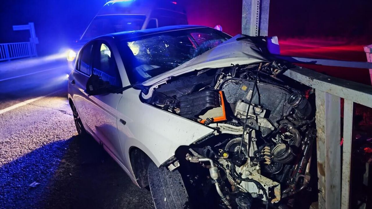 Kontrolden çıkan araç köprüye ok gibi saplandı: 4 yaralı