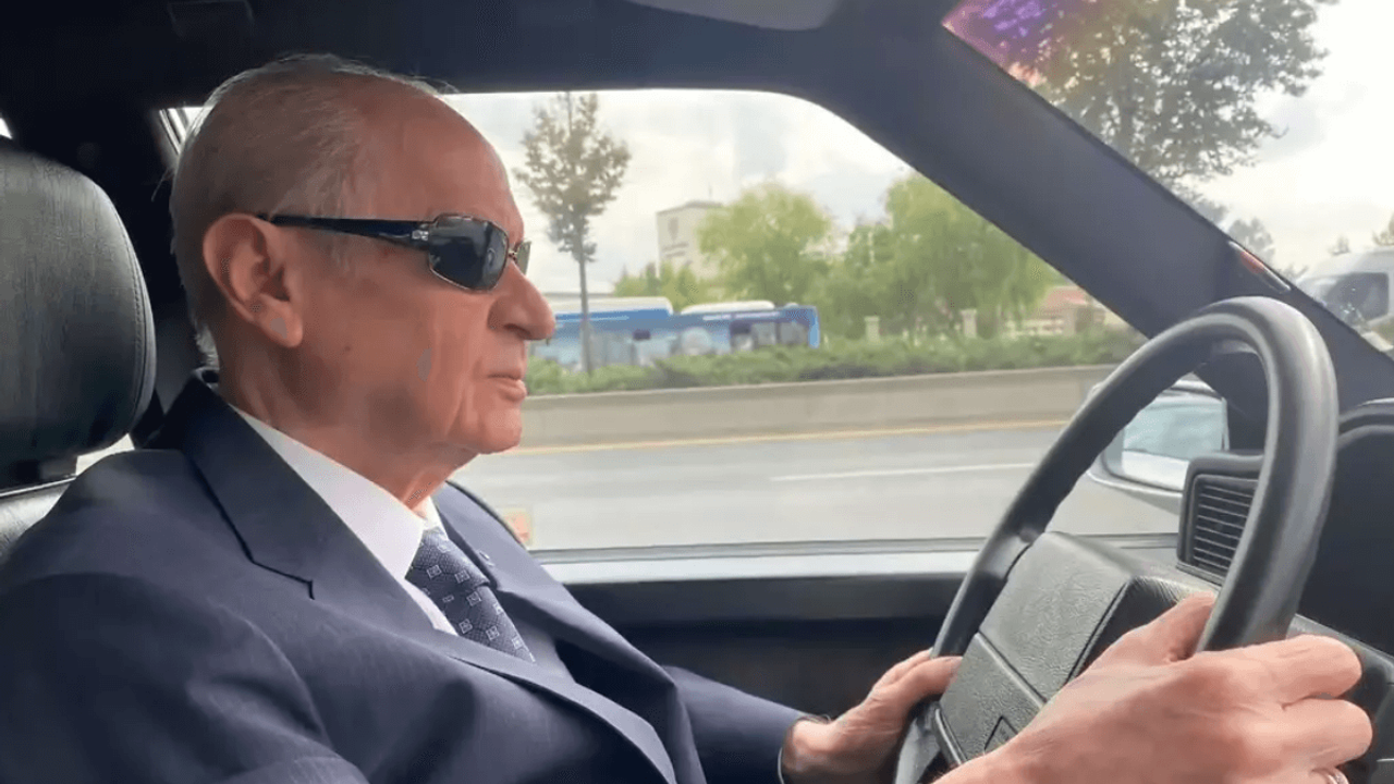 Devlet Bahçeli klasik otomobiliyle gezerken Ferdi Tayfur dinledi!