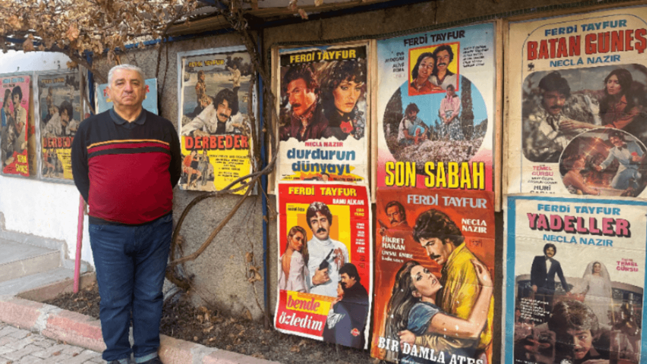 Kayseri'de Ferdi Tayfur'un hatırası için bahçesine 55 yıllık film afişleri sergisi açtı!