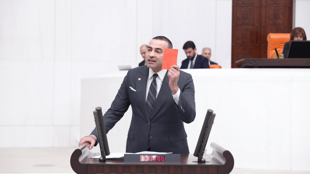Kayserili siyasetçiden mecliste ilginç tepki: Kırmızı kart gösterdi!
