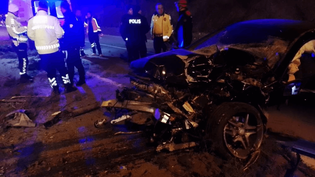 Feci kazada otomobil iş makinesine çarptı! 1 ölü