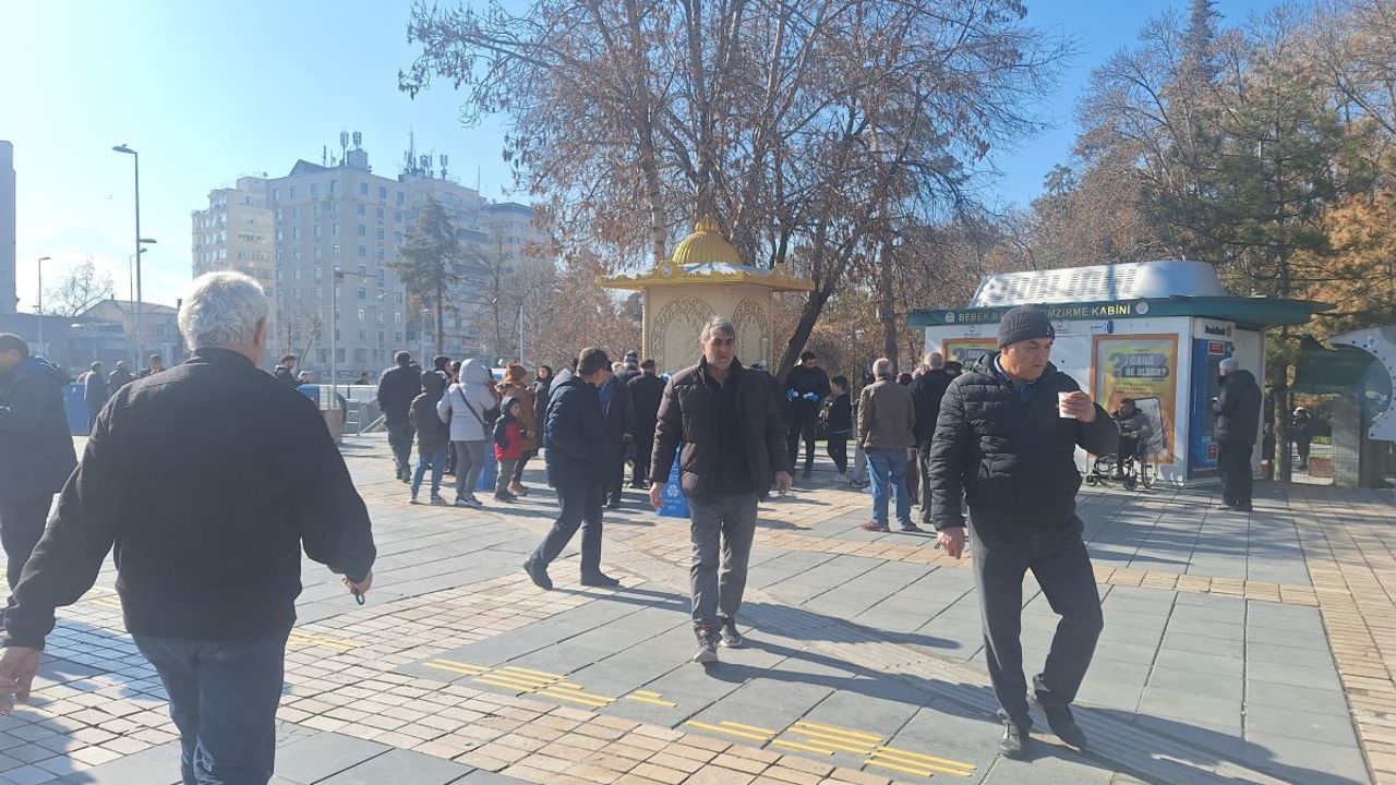 Kayseri Cumhuriyet Meydanı’nda uzun kuyruk: Vatandaşlar akın etti!