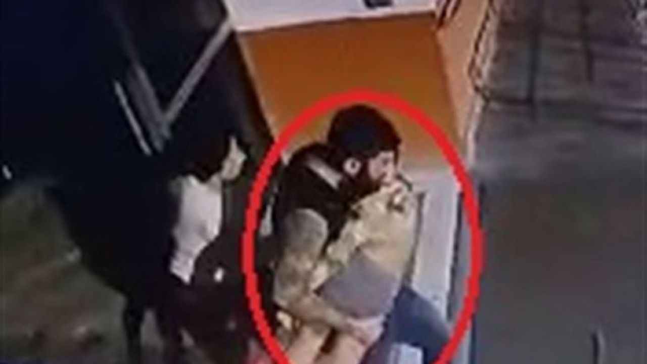 Kayseri’de silahından çıkan saçmalarla vurulan oğlunu ambulansa taşımış!