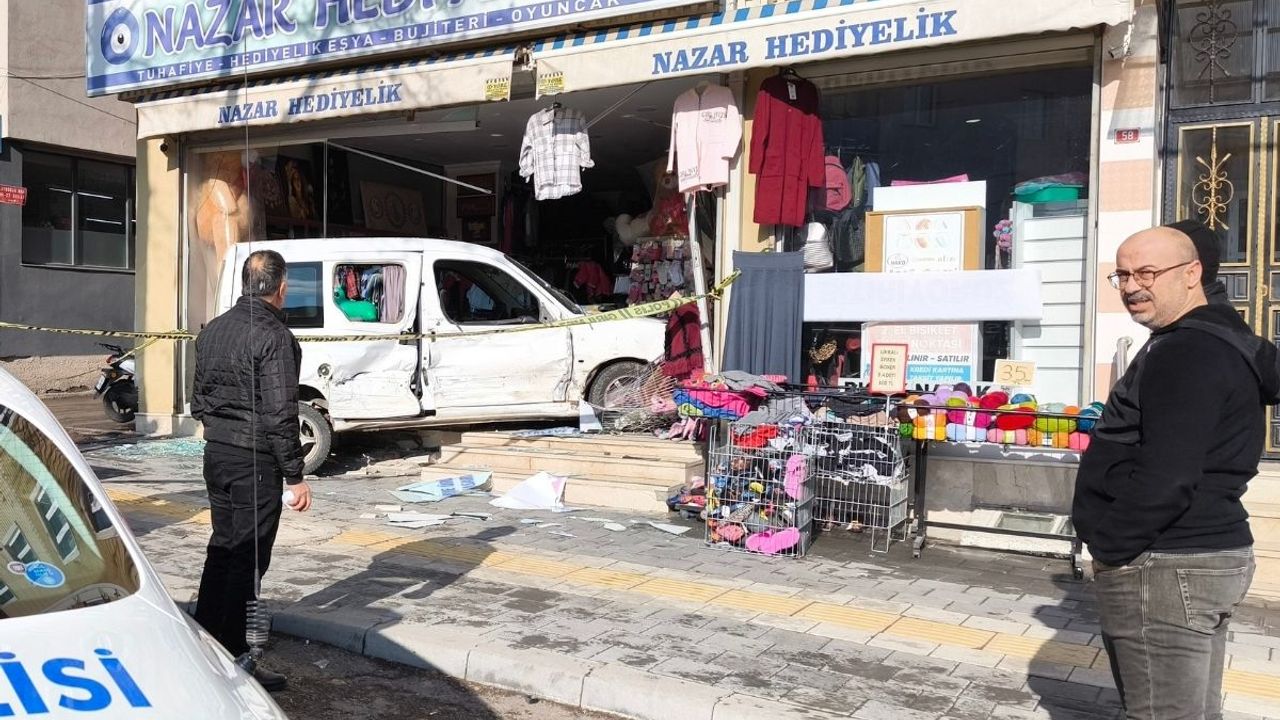 Önce otomobile çarptı, sonra dükkana daldı!