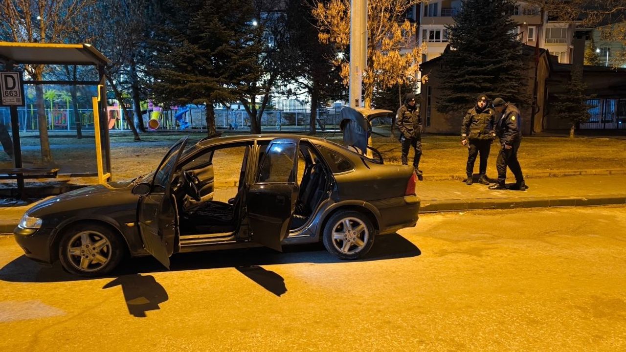 Seyir halindeki araçta bayıldı, hastanede hayatını kaybetti! Arkadaşı gözaltında