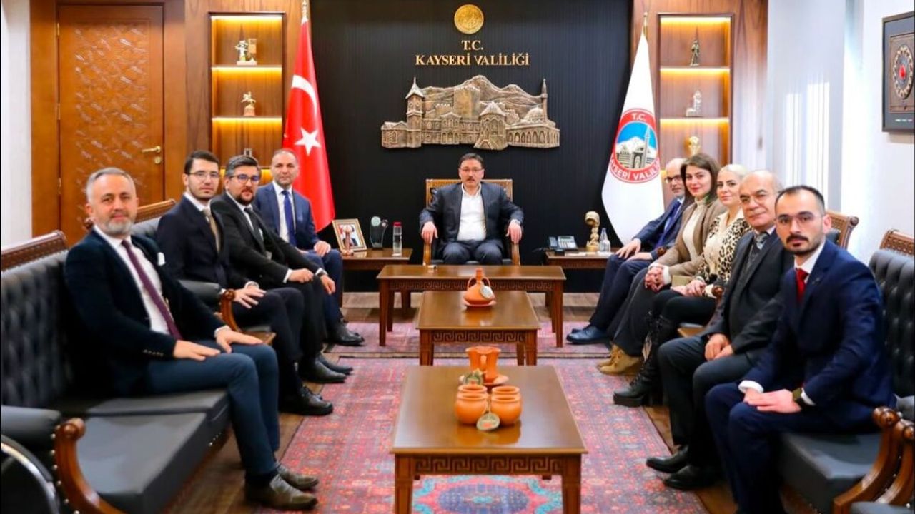 Kayseri Valisi yeni kurulan parti yöneticilerini makamında ağırladı!