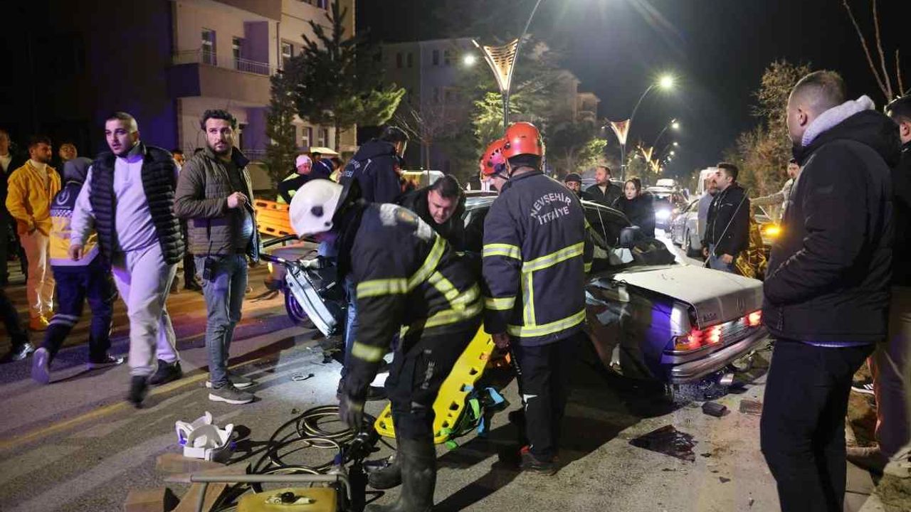Mercedes kazasında ortalık karıştı! Yaralı yakınları ambulans ve itfaiyeye saldırdı