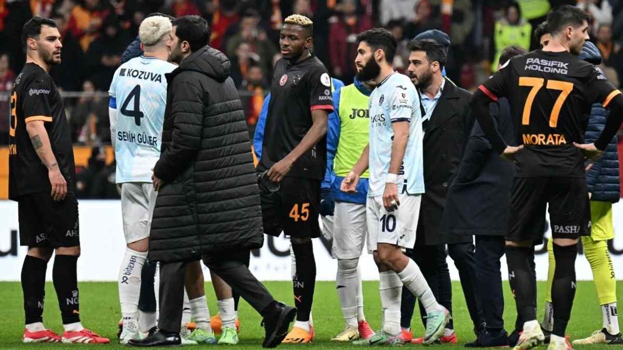 Adana Demirspor sahadan çekildi, Galatasaray maçı tatil edildi