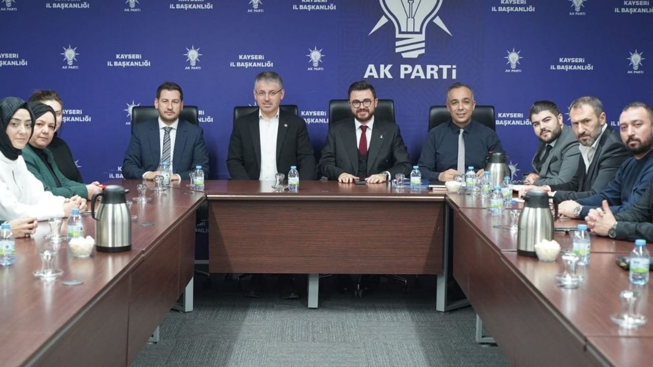 AK Parti Kayseri’de eski ve yeni yönetim bir araya geldi
