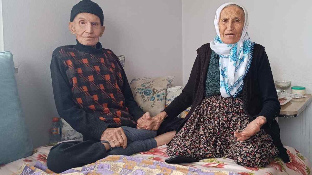 Böylesi ne görüldü ne duyuldu! Kayseri’de 60 yıllık felçli eşine sevgiyle bakıyor!
