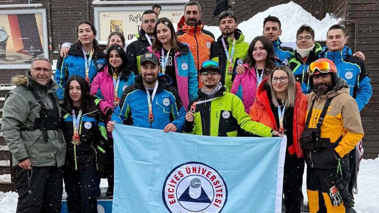 Erciyes Üniversitesi'nde sporcular madalya ile döndü