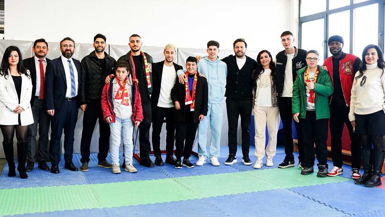 Kayserisporlu futbolcular özel öğrencilerin yüzünü güldürdü