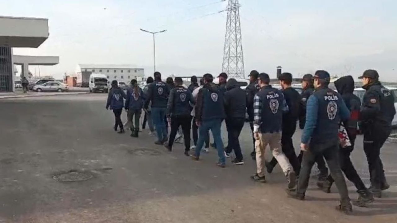 Hediye çeki dağıtıp, vatandaşların kimlik bilgileriyle vurgun yapan çete çökertildi!