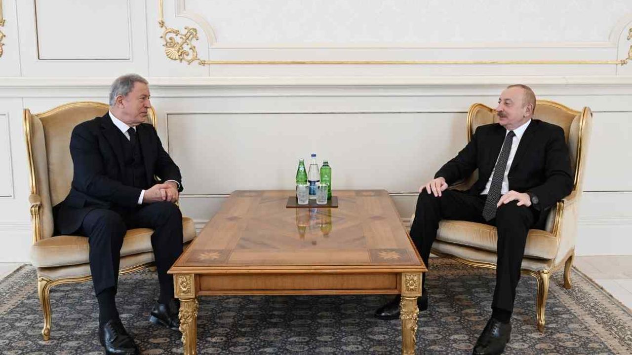 Hulusi Akar, Azerbaycan’da Aliyev ile buluştu, hediye seçimi dikkat çekti!