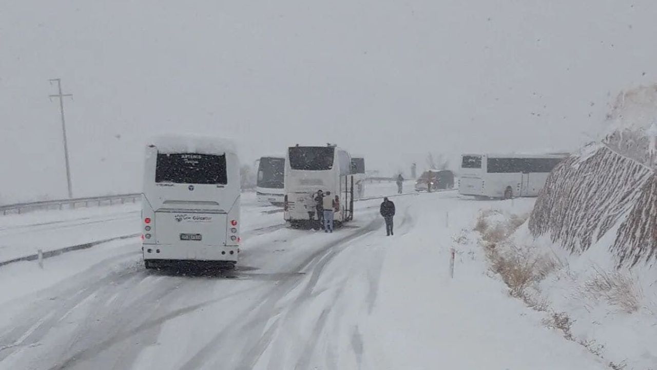 Kayseri’nin o ilçesinde ulaşım felç oldu: Belediye başkanından yola çıkmayın uyarısı geldi!