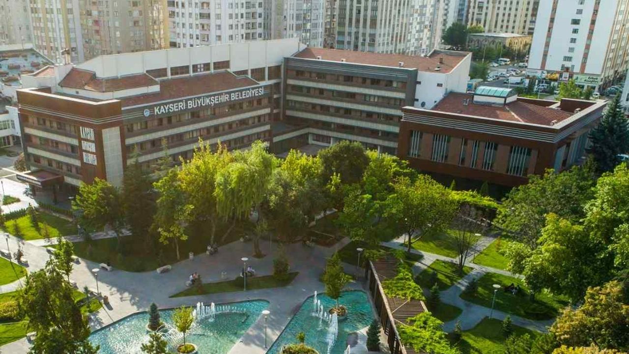 Kayseri Büyükşehir Belediyesi işçileri gelir adaletsizliği nedeniyle iş bıraktı!