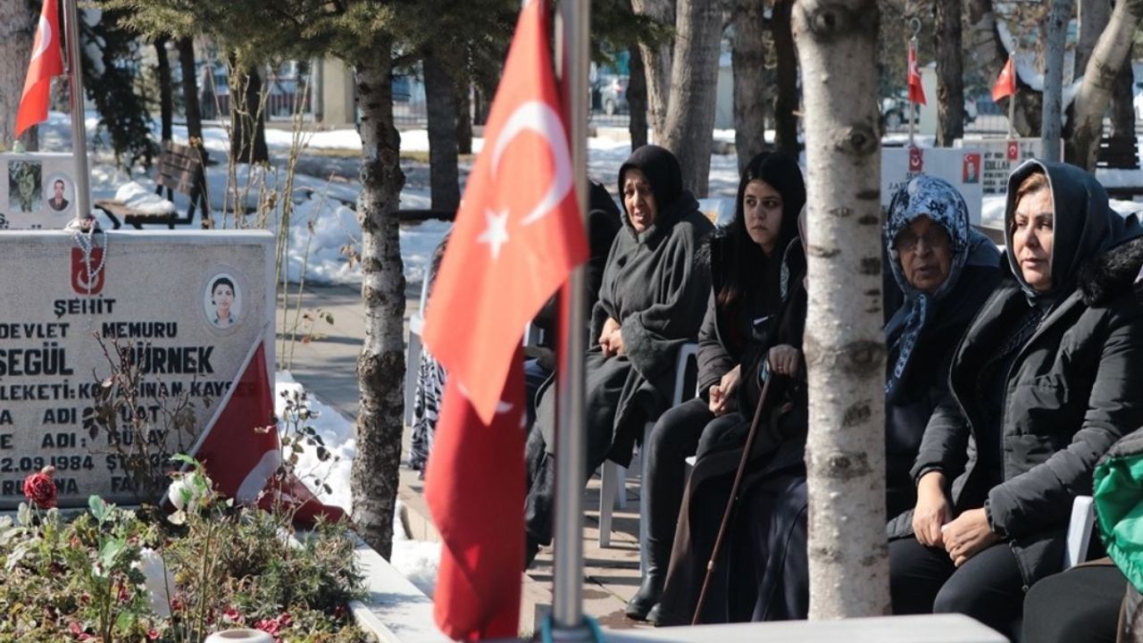 Kayseri’nin ilk kadın şehidi 9.yılında mezarı başında anıldı!
