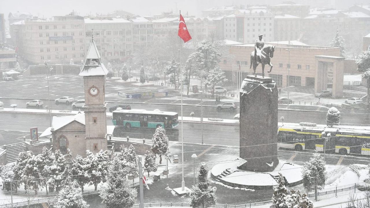 Kayseri’ye kuvvetli kar yağışı için saat verildi: Okullar tatil olacak mı?