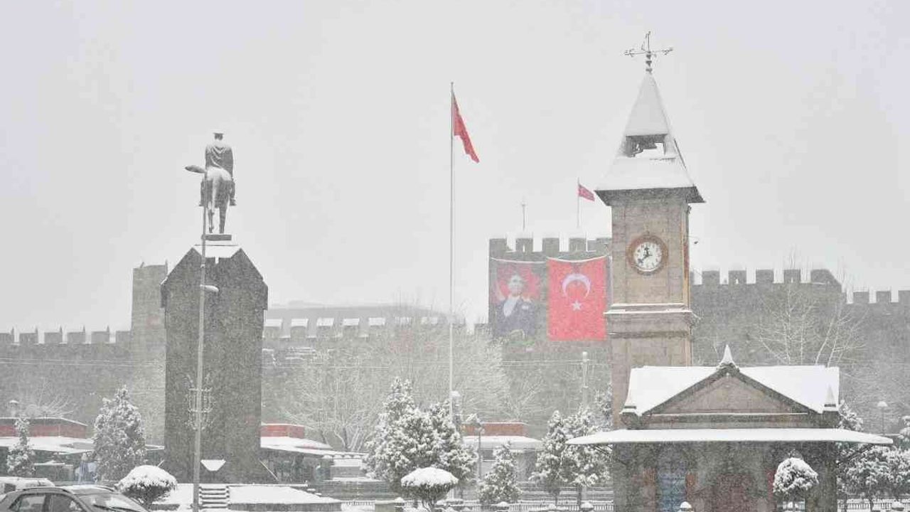 Kayseri’de karla mücadele sosyal medya da gündem oldu! Bakın neler söylediler?