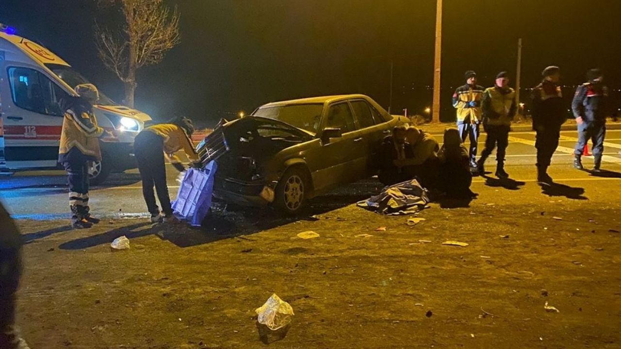 Kayseri’de 2 araç arasında sıkışan 9 yaşındaki çocuk feci şekilde can verdi!