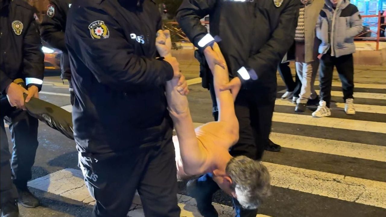 Talas’ta yarı çıplak madde bağımlısının çevreyi rahatsız etmesine polis müsade etmedi!