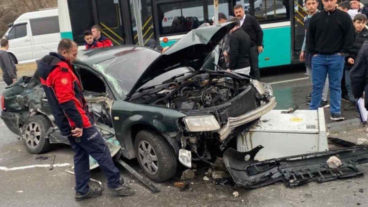 Kayseri’de otomobil ile halk otobüsü çarpıştı: 1’i Ağır 2 Yaralı