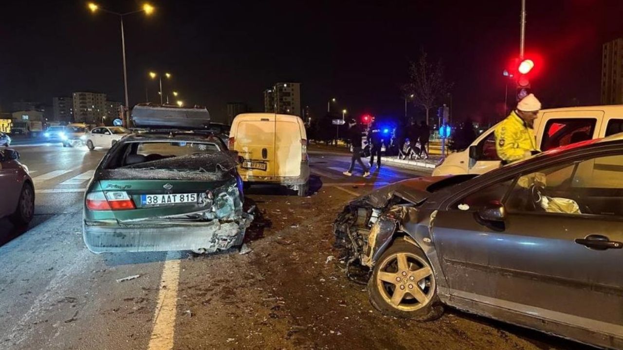 Kayseri’de 4 aracın karıştığı kazada 1 kişi yaralandı!