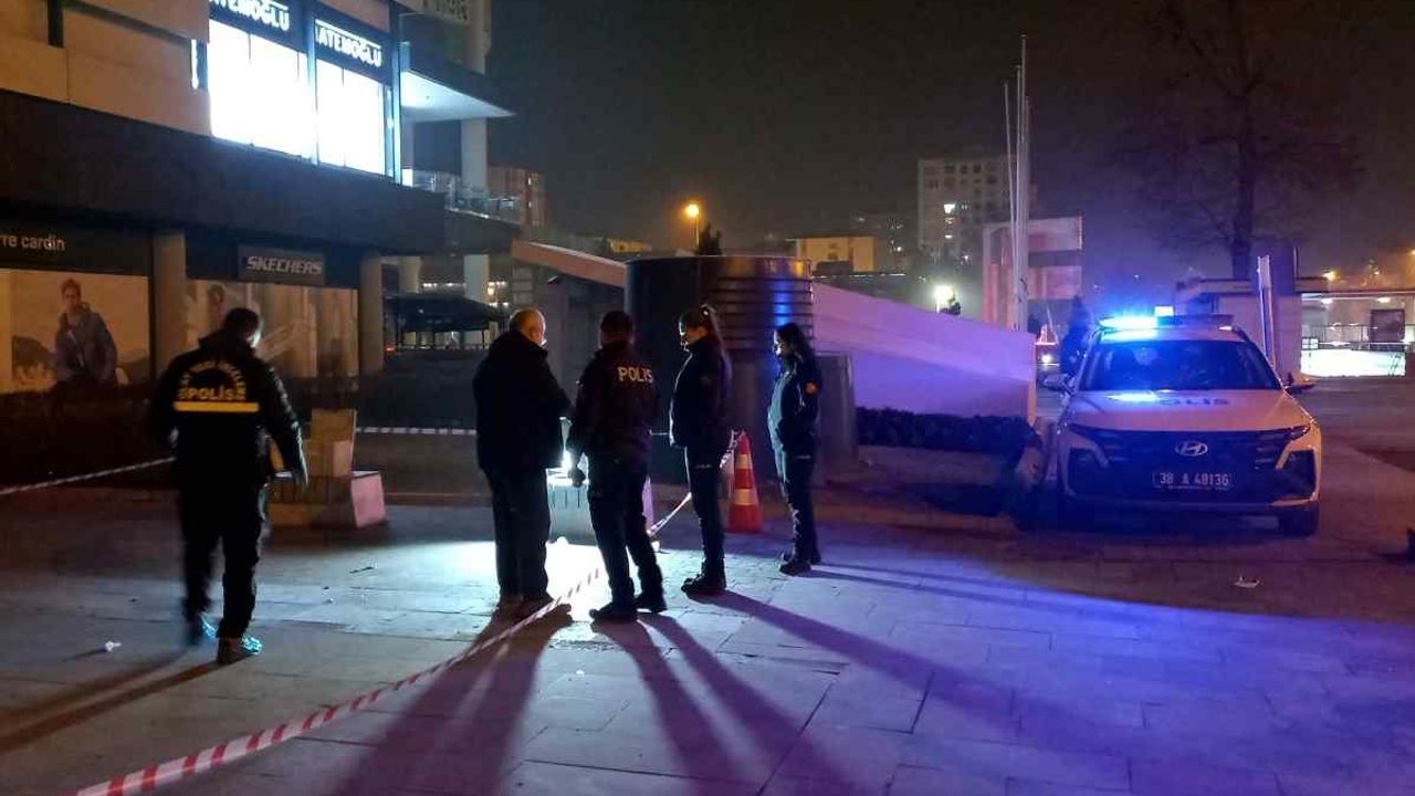 Kayseri’de eski sevgilisine korku dolu anlar yaşattı! Anne ve iki kızını bıçakladı!