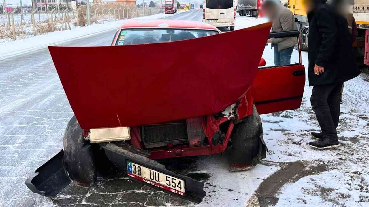 Kayseri’de buzlanma kazaya yol açtı, otomobil park halindeki tırlara çarptı!