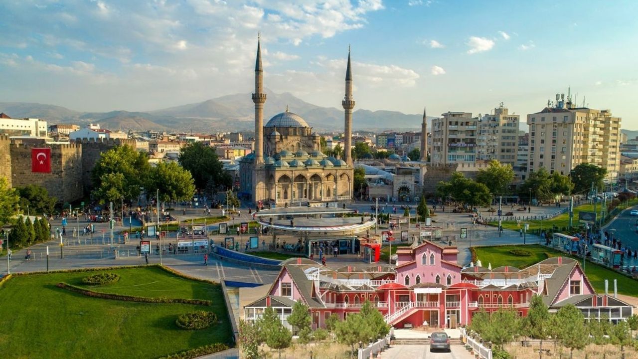 Kayseri'de eşi benzeri yok! 27 odalı pembe konağın fiyatı dudak uçuklattı