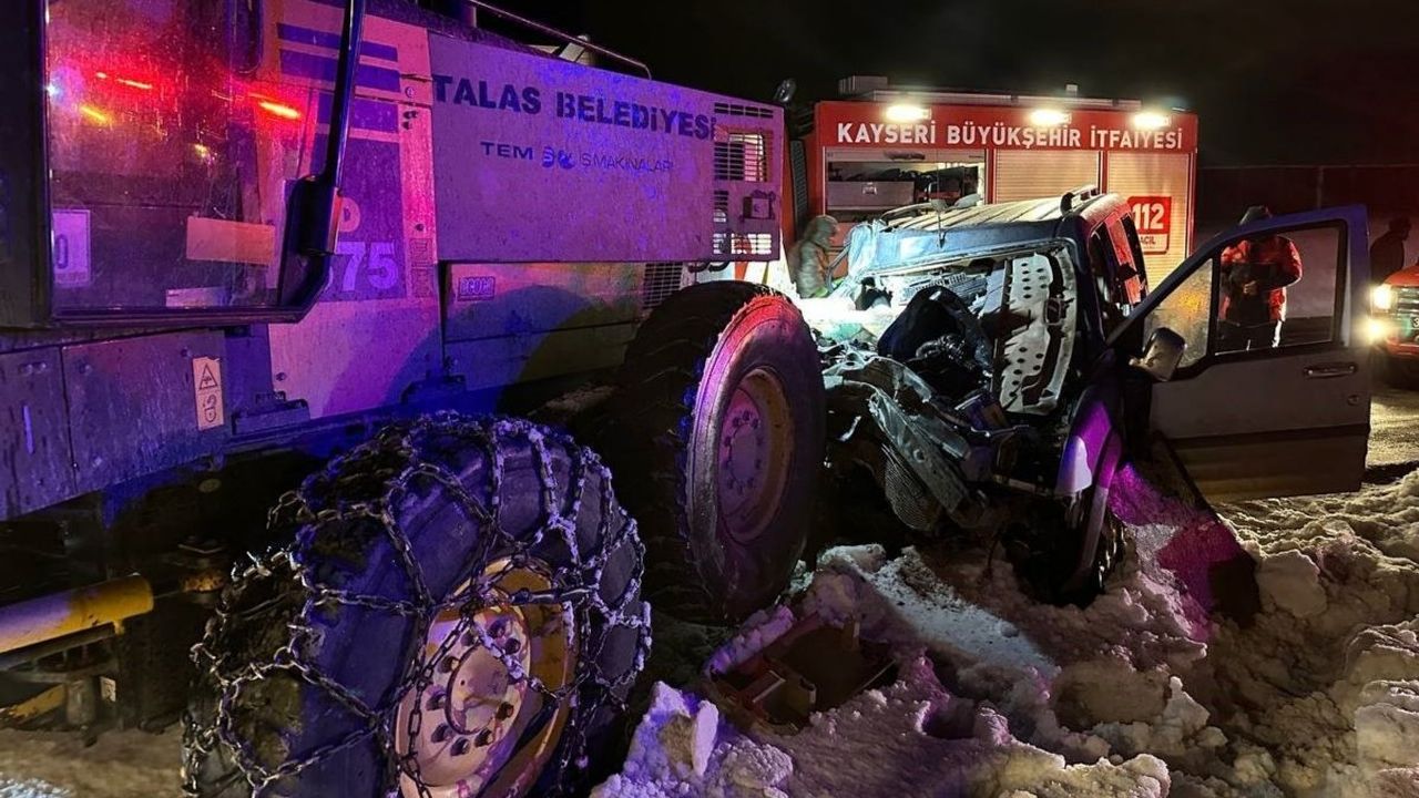 Kayseri’de hafif ticari araç belediyenin iş makinesine çarptı! 1’i ağır 2 yaralı