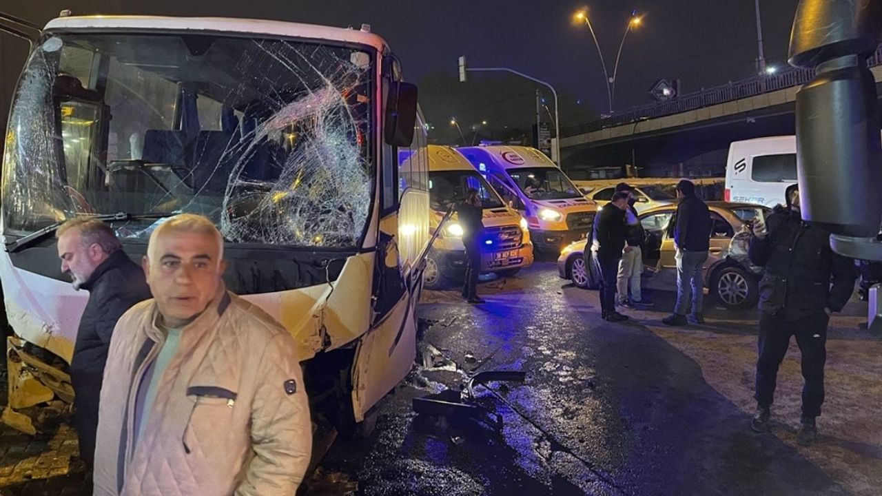 Kayseri'de işçi servisi kırmızı ışıkta bekleyen 5 araca çarptı! Yaralılar var