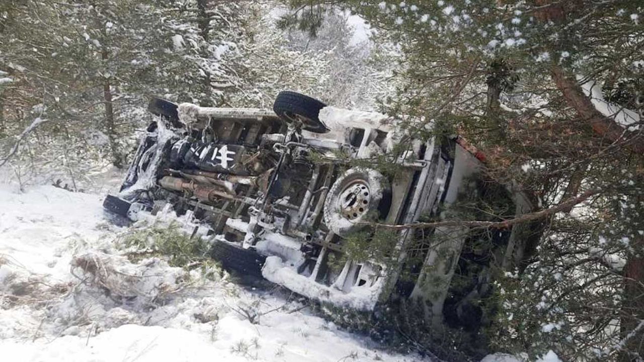Köy minibüsü devrildi! İki öğretmen yaralandı