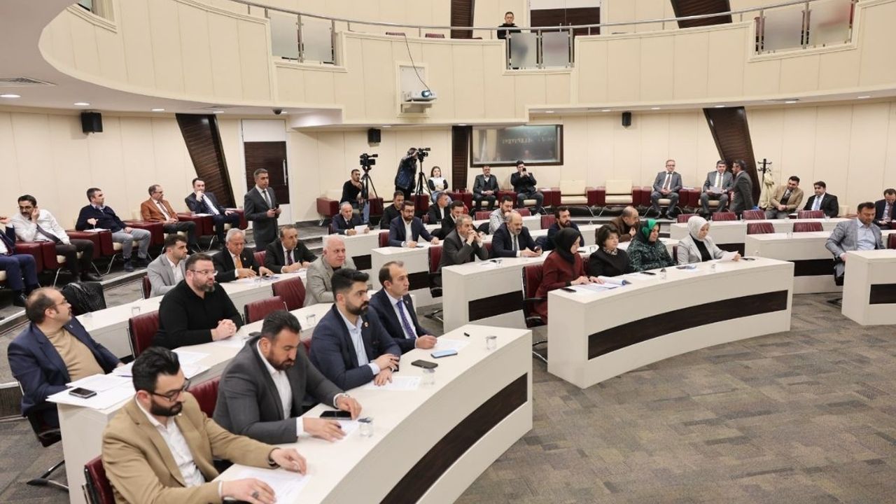 Kayseri'de belediye meclisinde gergin anlar: Yerinizde oturacaksınız, haddinizi bileceksiniz