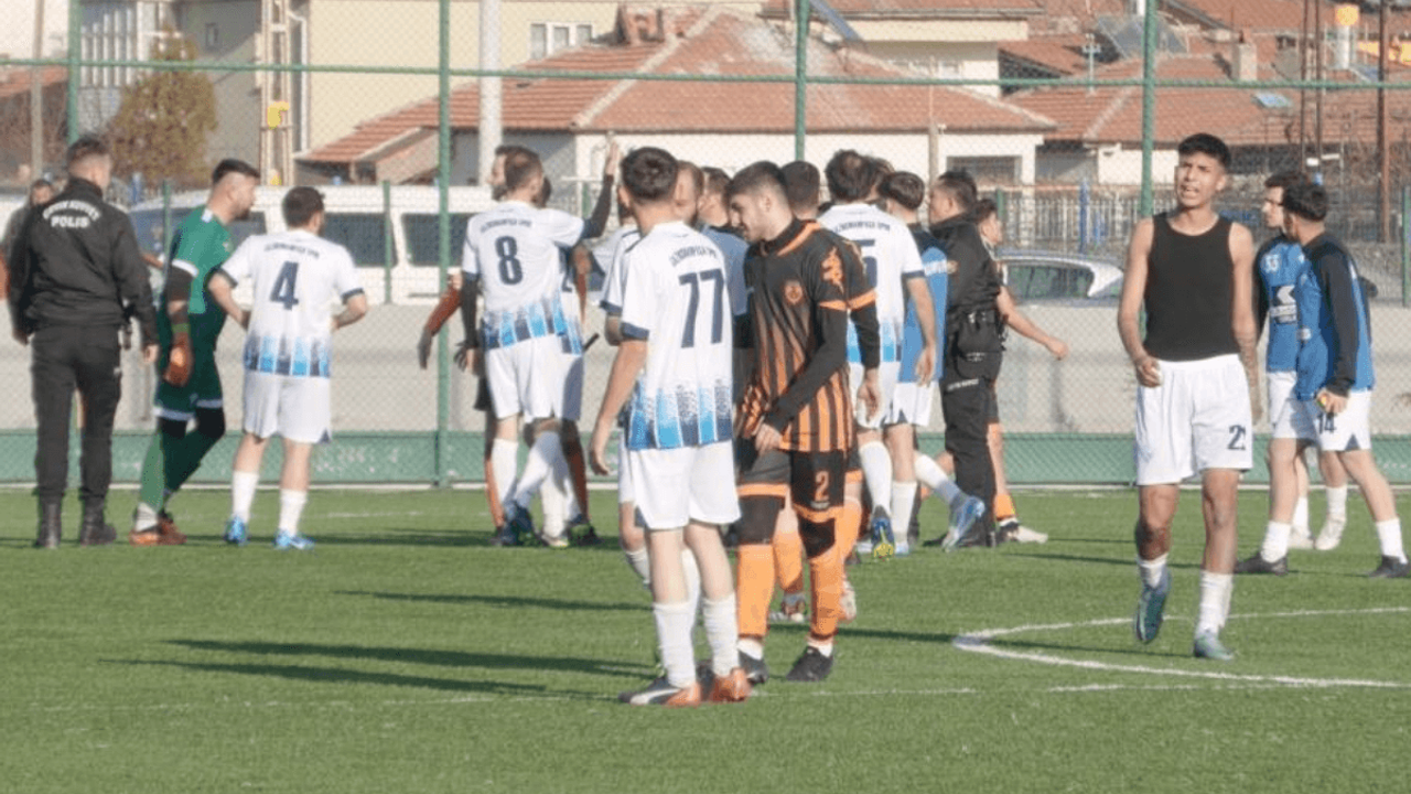 Kayseri'de sahada maç bitti, kavga başladı!